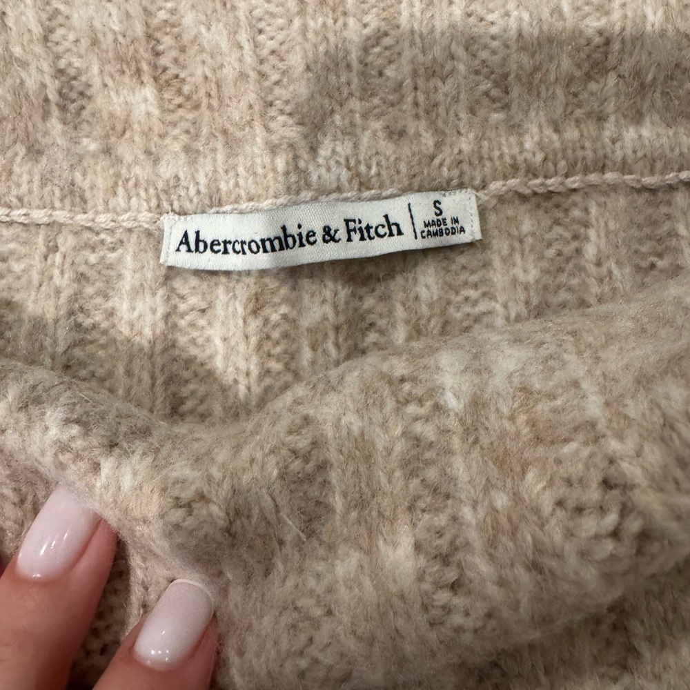 Abercrombie and Fitch off shoulder sweater size small - Picture 3 of 4